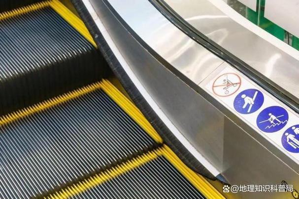 问:长期困扰我,自动扶梯上的黑色刷子有何作用?